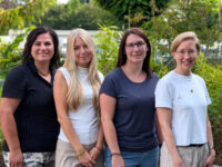 Die Mitarbeiter aus dem Team Personal stehen nebeneinander.